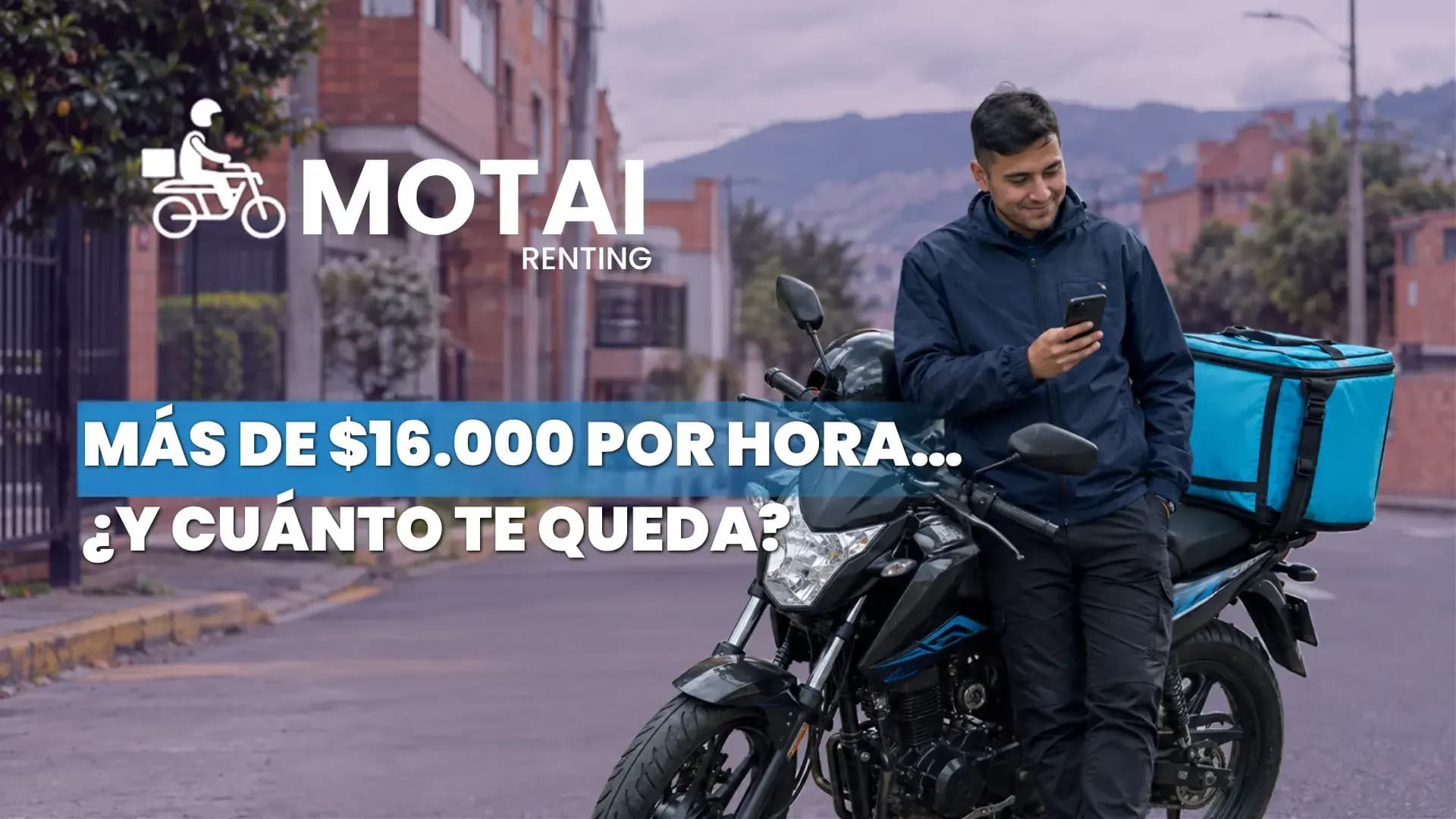Repartidor revisando sus ganancias del día junto a su moto.