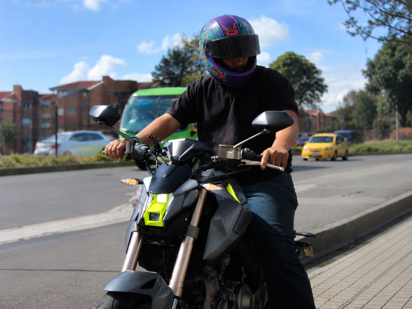 Motocicleta Bajaj Pulsar NS400Z en el showroom de Motai