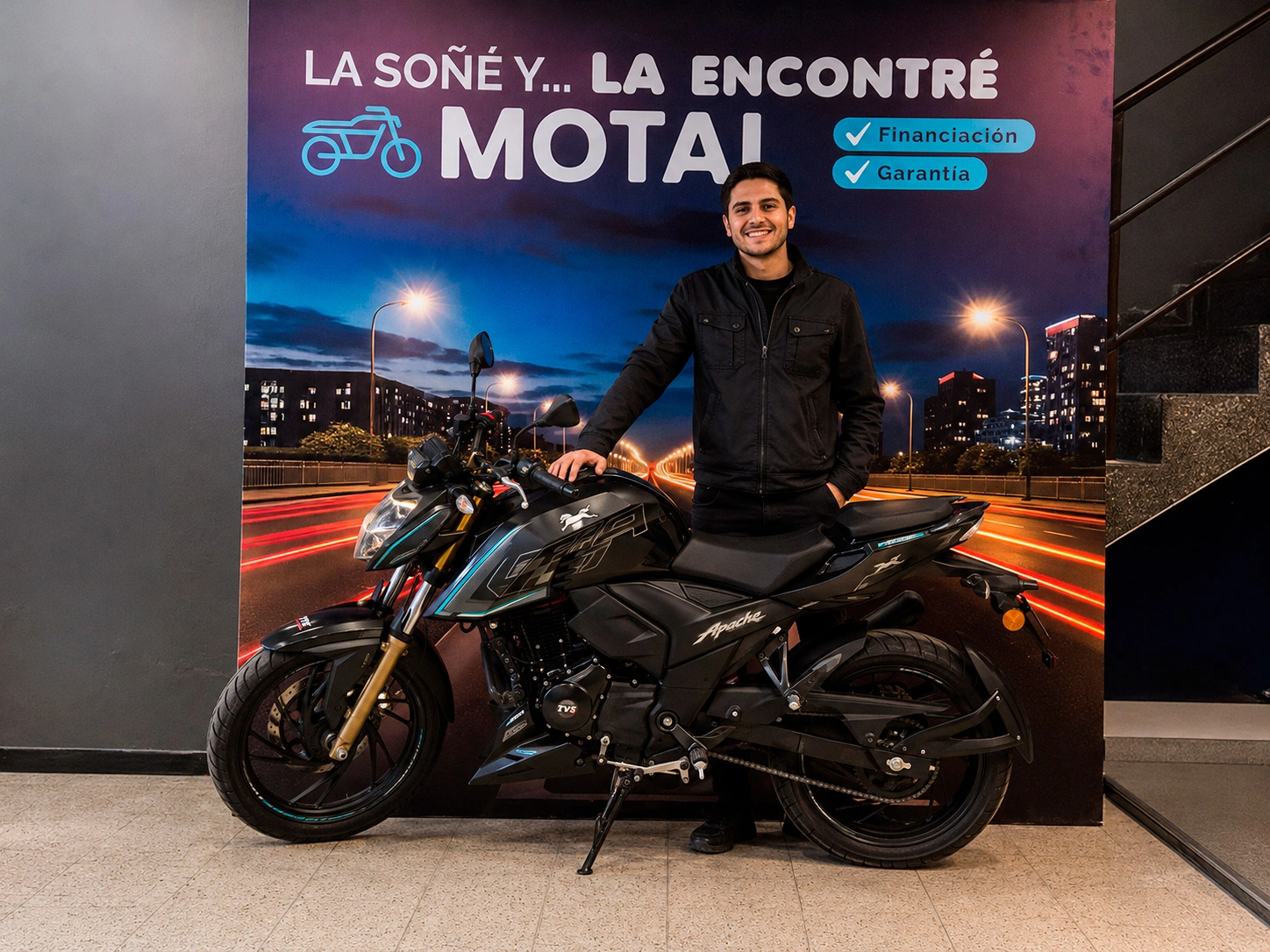 Cliente Motai posando con su motocicleta financiada