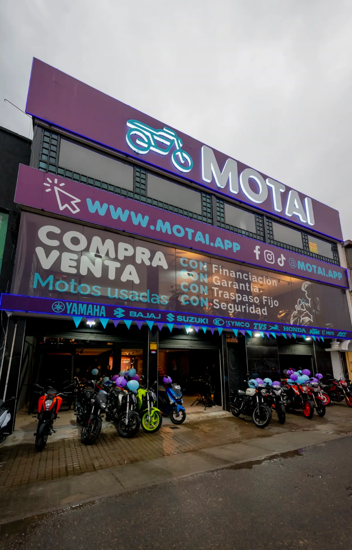 Fachada de una sala de venta Motai con motos en exhibición