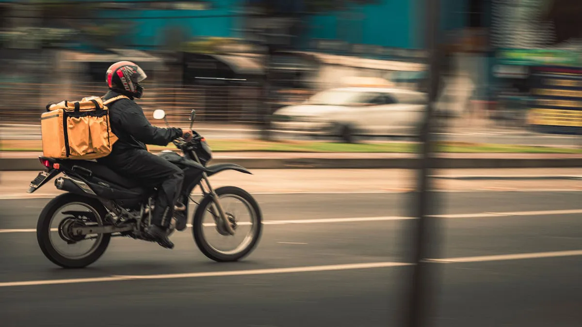 Repartidor conduciendo su motocicleta de trabajo en la ciudad